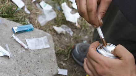 Drogenabhängiger zieht mit seiner Spritze eine Mischung aus Heroin und Kokain in Berlin. (Symbolbild)