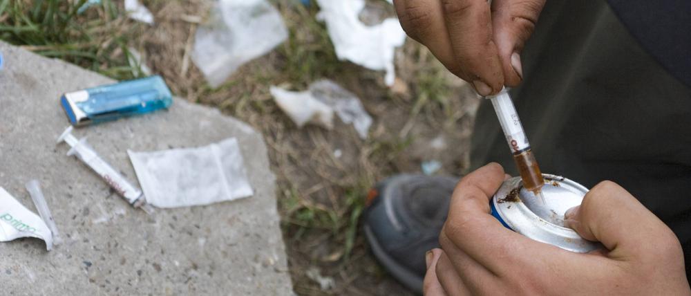 Drogenabhängiger zieht mit seiner Spritze eine Mischung aus Heroin und Kokain in Berlin. (Symbolbild)