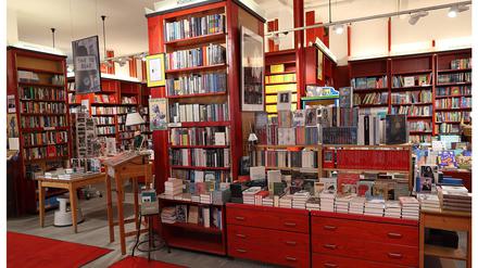 Ein Blick in den Verkaufsraum von Schleichers Buchhandlung in Dahlem