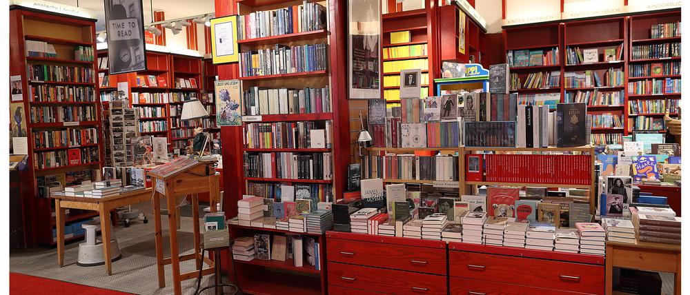 Ein Blick in den Verkaufsraum von Schleichers Buchhandlung in Dahlem
