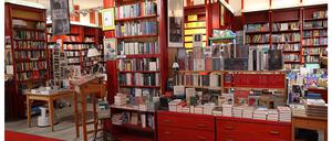 Ein Blick in den Verkaufsraum von Schleichers Buchhandlung in Dahlem