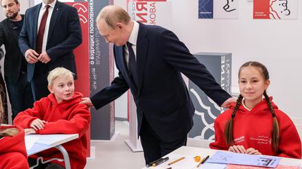 Russlands Präsidente  Wladimir Putin mit Schulkindern.