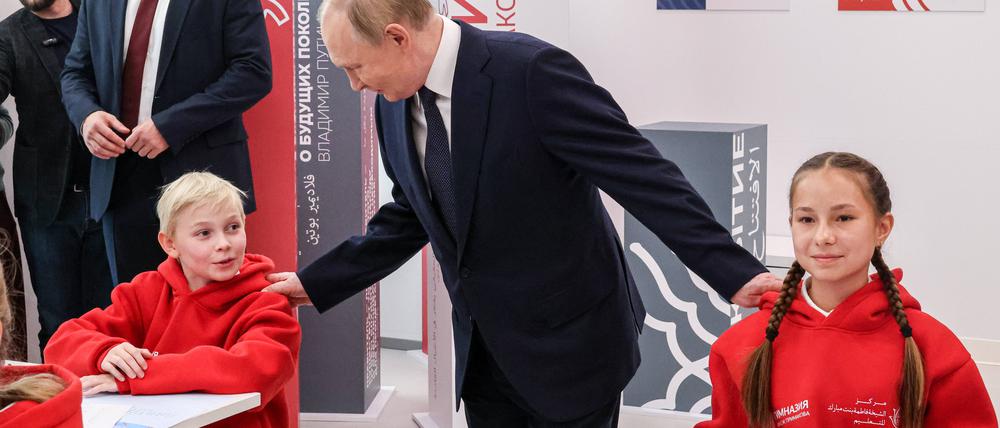 Russlands Präsidente  Wladimir Putin mit Schulkindern.