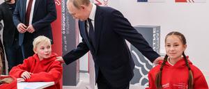 Russlands Präsidente  Wladimir Putin mit Schulkindern.