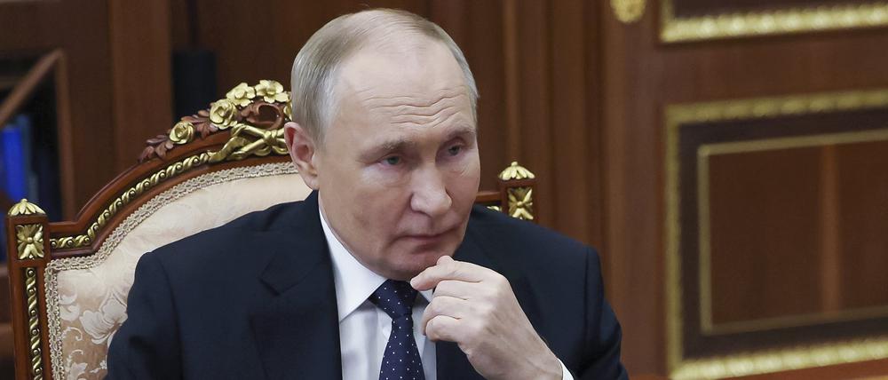 Auf diesem von der staatlichen Nachrichtenagentur Sputnik via AP veröffentlichten Foto ist russische Präsident Wladimir Putin während eines Treffens mit dem Leiter des Föderalen Steuerdienstes zu sehen.
