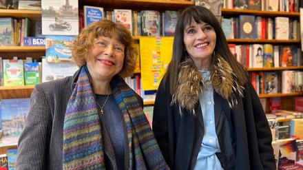 Kinderbuchautorin Sabine Ludwig und Birgit Murke, Geschäftsführerin der Berliner Literaturinitiative, am 15. November 2024 in Zehlendorf.