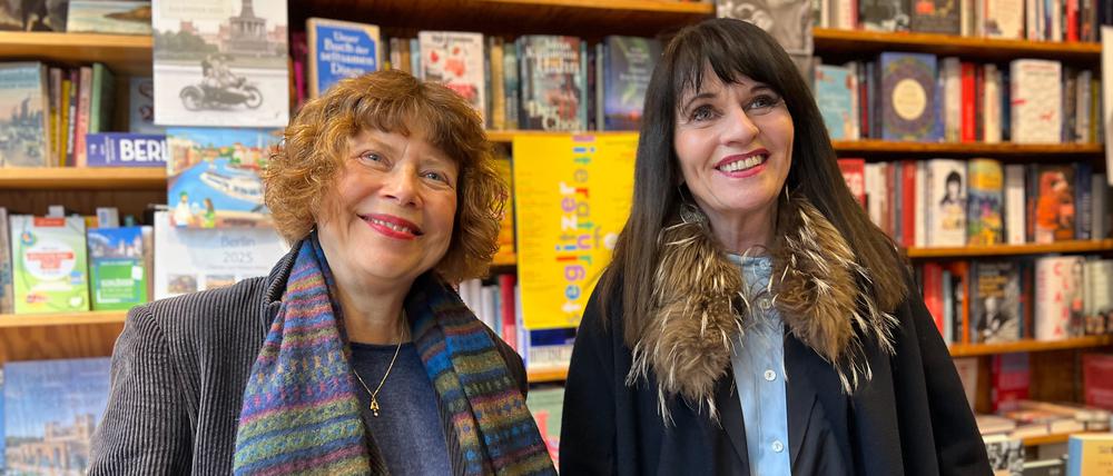 Kinderbuchautorin Sabine Ludwig und Birgit Murke, Geschäftsführerin der Berliner Literaturinitiative, am 15. November 2024 in Zehlendorf.