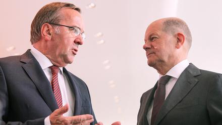 Boris Pistorius und Olaf Scholz bei einer Kabinettssitzung: Der Verteidigungsminister ist weiter deutlich beliebter und doch könnte er bei der K-Frage leer ausgehen.
