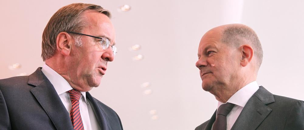 Boris Pistorius und Olaf Scholz bei einer Kabinettssitzung: Der Verteidigungsminister ist weiter deutlich beliebter und doch könnte er bei der K-Frage leer ausgehen.