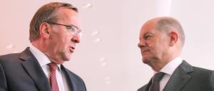 Boris Pistorius und Olaf Scholz bei einer Kabinettssitzung: Der Verteidigungsminister ist weiter deutlich beliebter und doch könnte er bei der K-Frage leer ausgehen.