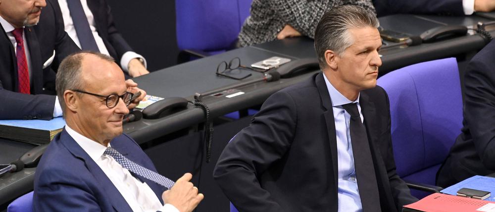 Friedrich Merz und Thorsten Frei in der 199. Sitzung des Deutschen Bundestages im Reichstagsgebäude. In der Union gibt man sich siegesgewiss – unabhängig vom Kanzlerkandidaten der SPD.