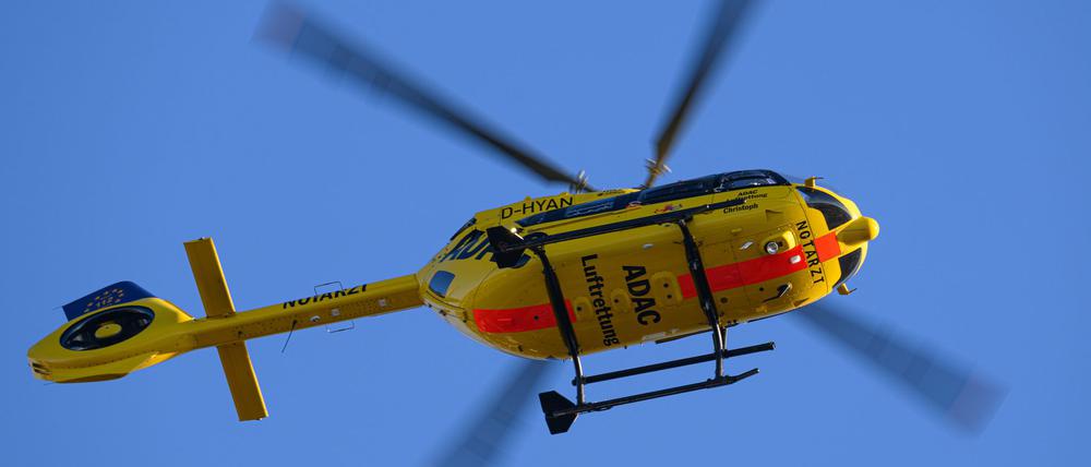 Die Autofahrerin und eine weitere Frau mussten per Rettungshubschrauber in Kliniken gebracht werden. (Symbolbild)