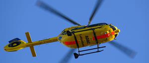 Die Autofahrerin und eine weitere Frau mussten per Rettungshubschrauber in Kliniken gebracht werden. (Symbolbild)