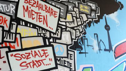Ein Graffiti fordert bezahlbare Mieten und eine soziale Stadt am Kottbusser Tor am 07.06.2013 in Berlin Kreuzberg.
