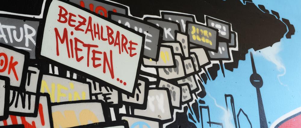 Ein Graffiti fordert bezahlbare Mieten und eine soziale Stadt am Kottbusser Tor am 07.06.2013 in Berlin Kreuzberg. 
