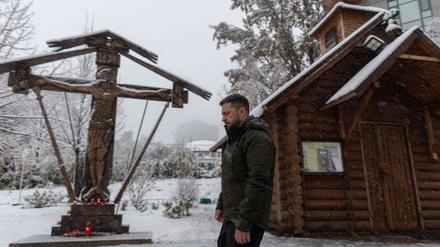 Der ukrainische Präsident Selenskyj fordert eine entschiedene Reaktion auf Russlands Raketenangriff.