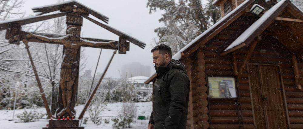 Der ukrainische Präsident Selenskyj fordert eine entschiedene Reaktion auf Russlands Raketenangriff.