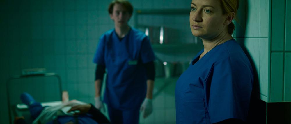 Im ZDF-Krimi „Theresa Wolff - Lost“ steckt Nina Gummich (rechts) als Gerichtsmedizinerin Theresa Wolff in einer gefährlichen Lage: Sie und ihre Kollegen wegen als Geiseln genommen.