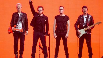 U2 um Sänger Bono (Mitte) legen ihr Album „How To Dismantle An Atomic Bomb“ neu auf. 