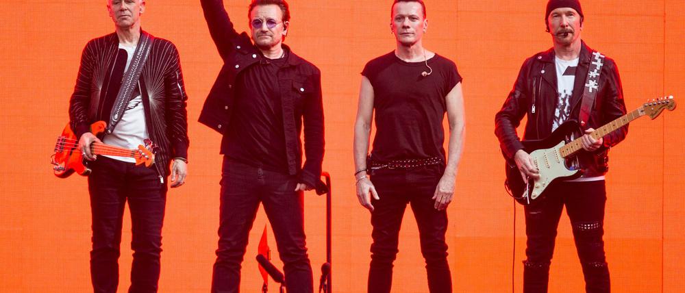 U2 um Sänger Bono (Mitte) legen ihr Album „How To Dismantle An Atomic Bomb“ neu auf.