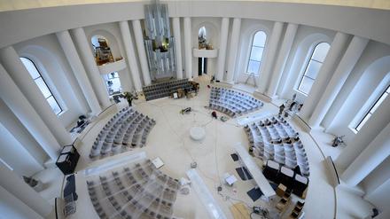 Der neugestaltete Innenraum der Sankt Hedwigs-Kathedrale am Bebelplatz in Berlin-Mitte. Zentrales Element ist der mittig aufgestellte Altar in Form einer Halbkugel. 