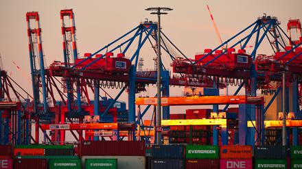 Container werden am Container Terminal Burchardkai (CTB) der Hamburger Hafen und Logistik AG (HHLA) gelagert und verladen. 
