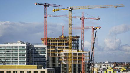 Baukräne stehen auf einer Baustelle mit Hochhäusern in der Berliner Europacity. (Symbolbild)