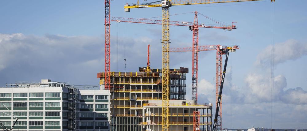 Baukräne stehen auf einer Baustelle mit Hochhäusern in der Berliner Europacity. (Symbolbild)