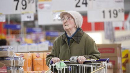 Eine Kundin im Lenta-Hypermarkt. Moskau staunt über gestiegene Lebensmittelpreise.
