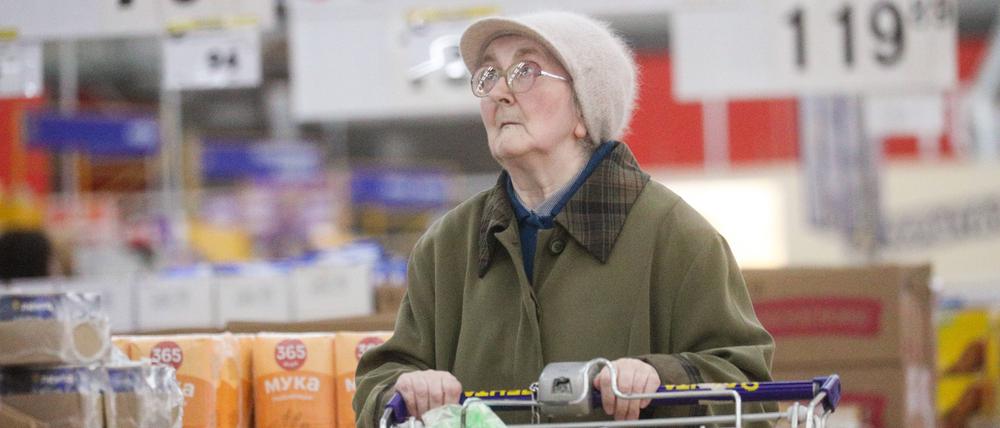 19.04.2024. Russia. Moscow. An elderly customer in the Lenta hypermarket. BelkinxAlexey