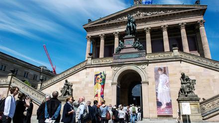 Besucher stehen Schlange vor der Alten Nationalgalerie.