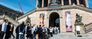 Besucher stehen Schlange vor der Alten Nationalgalerie.