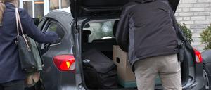 Ermittler der Polizei steigen am Hotel Grand Elysee in ein Fahrzeug, in das zuvor ein Karton gestellt wurde. Beamte von Staatsanwaltschaft und Polizei haben am Freitagmorgen im Zusammenhang mit einem Sorgerechtsstreit der Unternehmerin C. Block mehrere Durchsuchungsbeschlüsse vollstreckt. 