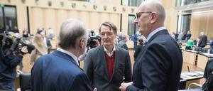 Im Bundesrat sprach Gesundheitsminister Karl Lauterbach (Mitte) vor der Sitzung mit Brandenburg Ministerpräsident Dietmar Woidke.