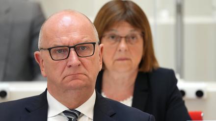 Brandenburgs Dietmar Woidke (SPD) überreichte Gesundheitsministerin Ursula Nonnemacher (Bündnis 90/Die Grünen) am Freitag die Entlassungsurkunde.