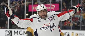 Superstar. Alex Owetschkin jubelt nach seinem Hattrick im dritten Drittel eines NHL-Eishockeyspiels gegen die Vegas Golden Knights. 