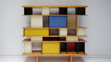 Das „Mexique” Bookcase von Charlotte Perriand (1903–1999) wird von der Galerie Jousse Entreprise angeboten.