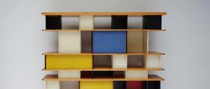 Das „Mexique” Bookcase von Charlotte Perriand (1903–1999) wird von der Galerie Jousse Entreprise angeboten.
