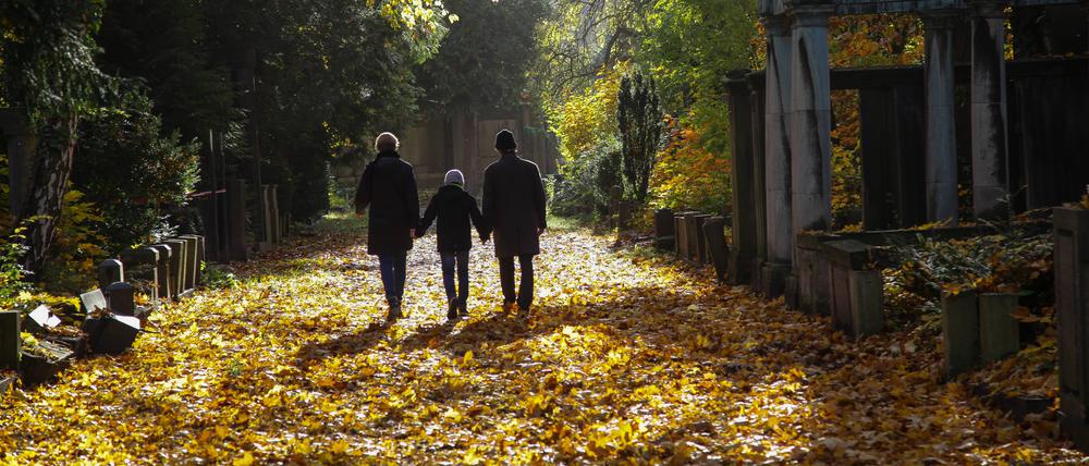 Herbstspaziergang im bunten Laub auf dem Jüdischen Friedhof in Berlin-Weißensee.