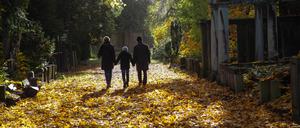 Herbstspaziergang im bunten Laub auf dem Jüdischen Friedhof in Berlin-Weißensee.