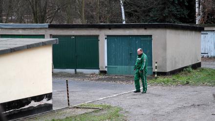 Im abgesperrten Garagenkomplex Friedenseck in Lauchhammer-Ost (Brandenburg) geht ein Polizeibeamter zu einer Garage. Ein 46-jähriger Polizist ist auf dem Gelände in seiner Garage getötet worden. Der Mann, der Stichverletzungen aufwies, sei am Vorabend leblos in seiner Garage gefunden worden, teilte das Potsdamer Innenministerium am Dienstag mit. Spuren am Tatort deuten auf eine heftige Auseinandersetzung hin. Der Beamte befand sich nicht im Dienst und trug keine Uniform. Hintergründe und mögliche Motive für die Tat sind bislang unklar. 