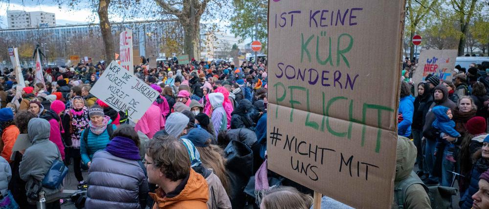 HANDOUT - 21.11.2024, Sachsen, Dresden: Zahlreiche Menschen protestieren vor dem Rathaus gegen Kürzungen im Sozial- und Kulturbereich protes. Die Teilnehmer waren in mehreren Demonstrationszügen durch die Stadt gelaufen und dann am Rathaus zusammengetroffen. Dort tagte am Nachmittag das Dresdner Stadtparlament.