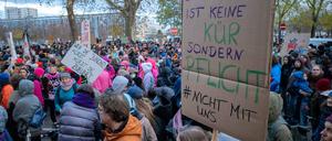 HANDOUT - 21.11.2024, Sachsen, Dresden: Zahlreiche Menschen protestieren vor dem Rathaus gegen Kürzungen im Sozial- und Kulturbereich protes. Die Teilnehmer waren in mehreren Demonstrationszügen durch die Stadt gelaufen und dann am Rathaus zusammengetroffen. Dort tagte am Nachmittag das Dresdner Stadtparlament. 