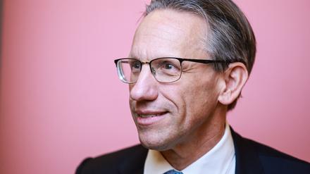 Jörg Kukies: Der neue deutsche Finanzminister sieht im Interview mit dem Handelsblatt durchaus positive Folgen der Schuldenbremse und fordert eine „moderate Reform“. 