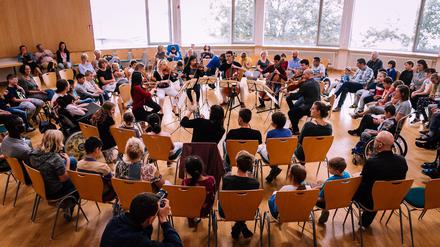 Musiker spielen im Rahmen einer Projektwoche von Musethica in der Helene-Haeusler-Schule in Pankow.
