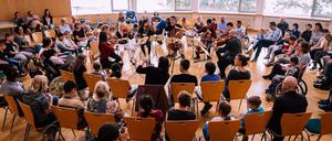 Musiker spielen im Rahmen einer Projektwoche von Musethica in der Helene-Haeusler-Schule in Pankow.