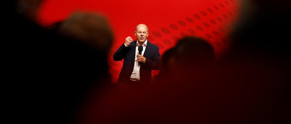 
War da was? Bundeskanzler Olaf Scholz tritt zum ersten Mal nach der SPD-Kandidatenkür auf. Er spricht, als wäre weiter nichts gewesen.
