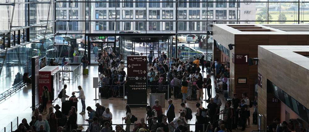 Gegen die straßenseitige Glasfassade des BER-Hauptterminals prallen jedes Jahr zahlreiche Vögel und verenden. (Archivbild)
