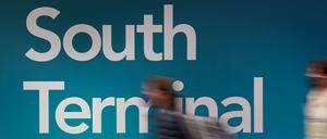 Am Südterminal des Londoner Flughafens Gatwick wurde möglicherweise ein verbotener Gegenstand gefunden. (Archivbild)