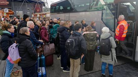 Nordrhein-Westfalen, Köln: Fernreisende Richtung Aachen warten am Breslauer Platz in Köln auf Schienenersatzbusse. Die Bahnstrecke nach Westen ist nach einem Güterzug-Unfall gesperrt.